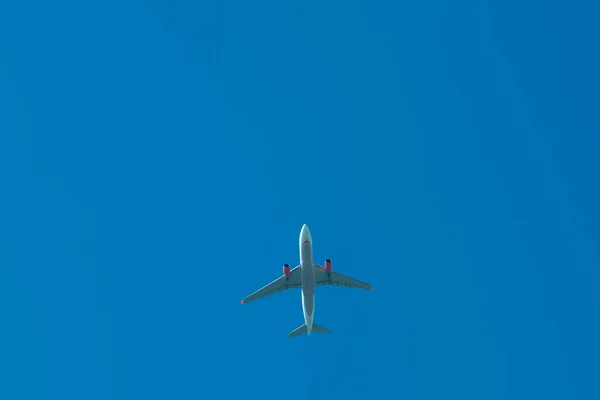 Aereo che vola contro il cielo blu — Foto Stock