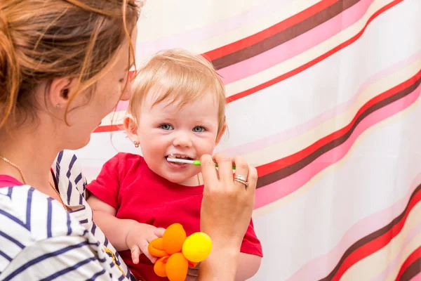 Anne bebek kız diş fırçalama öğretim.