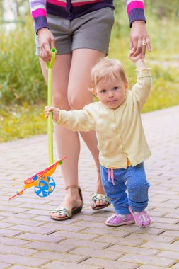 Erkek bir bebek anne ile yürüyor