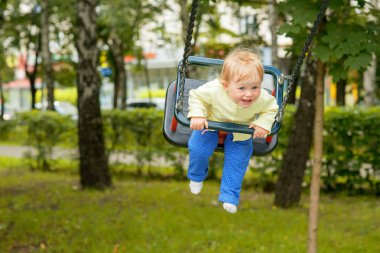 Salıncakta eğleniyor bir şirin bebek çocuk