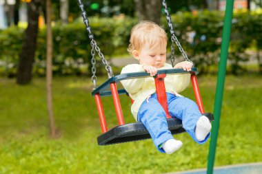 Salıncakta eğleniyor bir şirin bebek çocuk