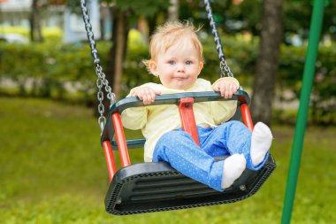 Salıncakta eğleniyor bir şirin bebek çocuk