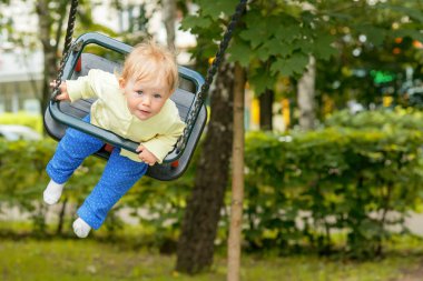 Salıncakta eğleniyor bir şirin bebek çocuk