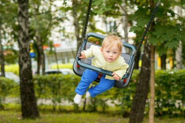 Salıncakta eğleniyor bir şirin bebek çocuk