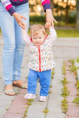 Erkek bir bebek anne ile yürüyor