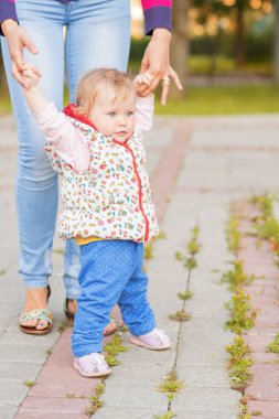 Erkek bir bebek anne ile yürüyor