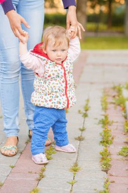 Erkek bir bebek anne ile yürüyor