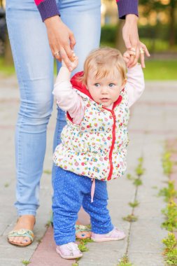 Erkek bir bebek anne ile yürüyor