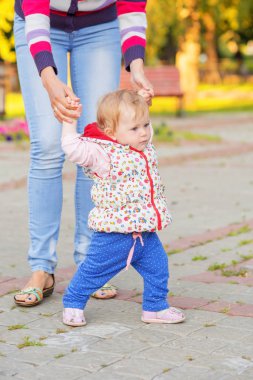Erkek bir bebek anne ile yürüyor