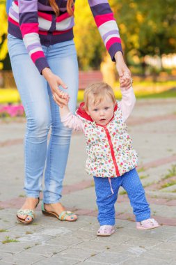 Erkek bir bebek anne ile yürüyor