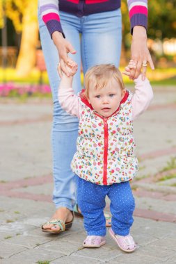 Erkek bir bebek anne ile yürüyor