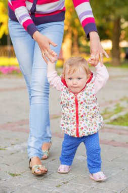 Erkek bir bebek anne ile yürüyor
