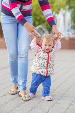 Erkek bir bebek anne ile yürüyor