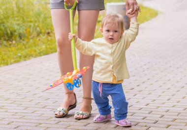 Erkek bir bebek anne ile yürüyor