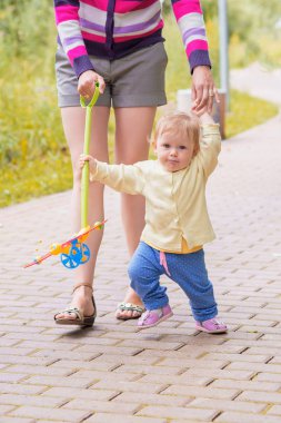 Erkek bir bebek anne ile yürüyor