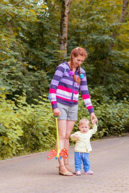 Erkek bir bebek anne ile yürüyor
