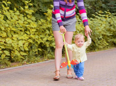 Erkek bir bebek anne ile yürüyor