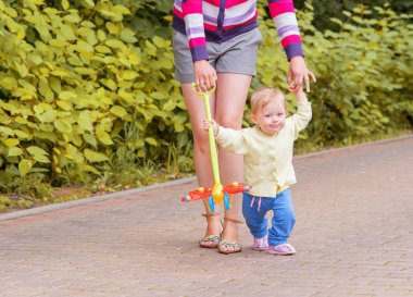 Erkek bir bebek anne ile yürüyor