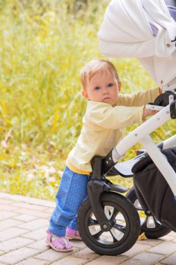 Bir erkek çocuk parkta yürüyor