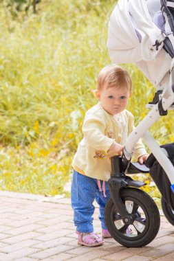 Bir erkek çocuk parkta yürüyor