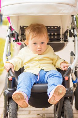 Bir erkek çocuk parkta yürüyor