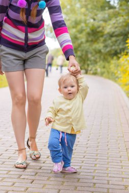 Erkek bir bebek anne ile yürüyor