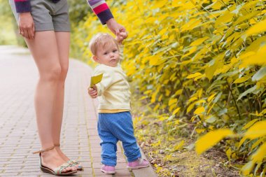 Erkek bir bebek anne ile yürüyor