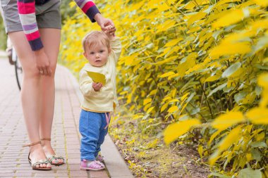 Erkek bir bebek anne ile yürüyor