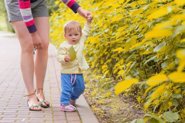 Erkek bir bebek anne ile yürüyor