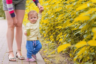 Erkek bir bebek anne ile yürüyor