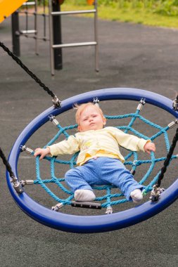 Bebek salıncakta biniyor