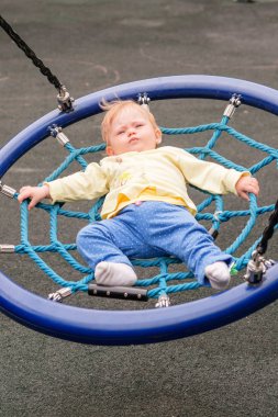 Bebek salıncakta biniyor