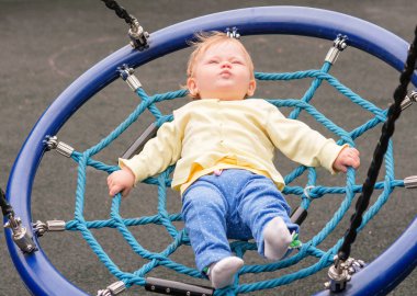 Bebek salıncakta biniyor