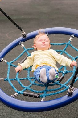 Bebek salıncakta biniyor