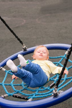 Bebek salıncakta biniyor
