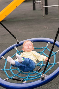 Bebek salıncakta biniyor