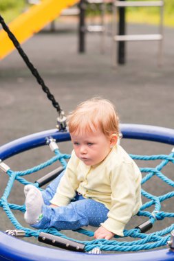 Bebek salıncakta biniyor