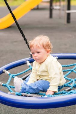 Bebek salıncakta biniyor