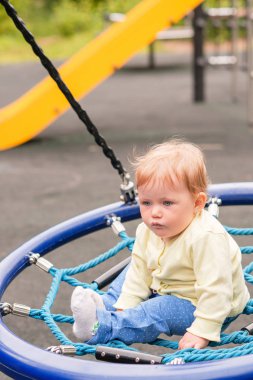 Bebek salıncakta biniyor