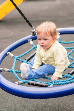 Bebek salıncakta biniyor