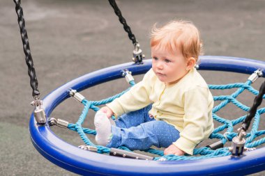 Bebek salıncakta biniyor