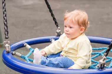 Bebek salıncakta biniyor