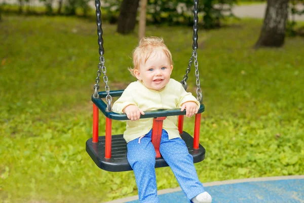 Salıncakta eğleniyor bir şirin bebek çocuk