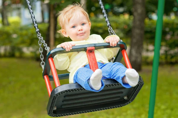 Salıncakta eğleniyor bir şirin bebek çocuk
