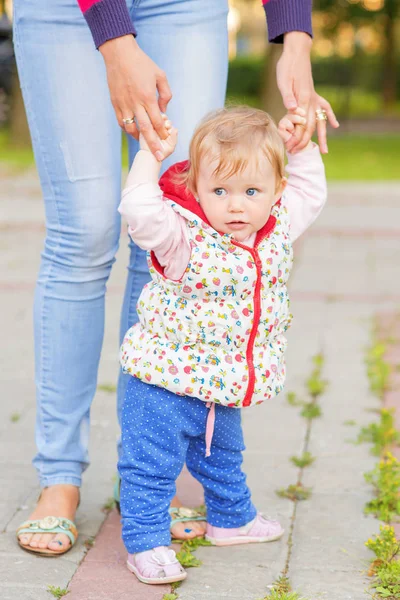 Erkek bir bebek anne ile yürüyor
