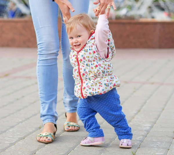 Erkek bir bebek anne ile yürüyor