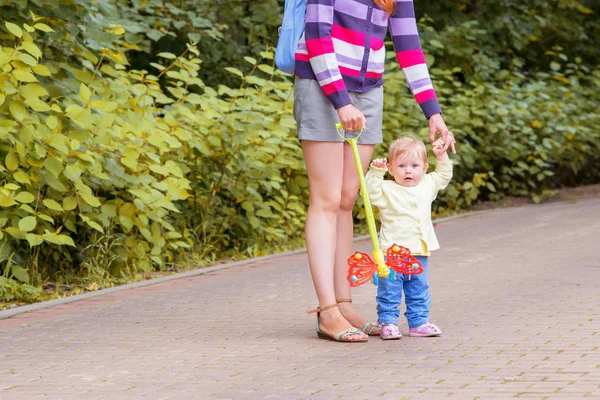 Erkek bir bebek anne ile yürüyor