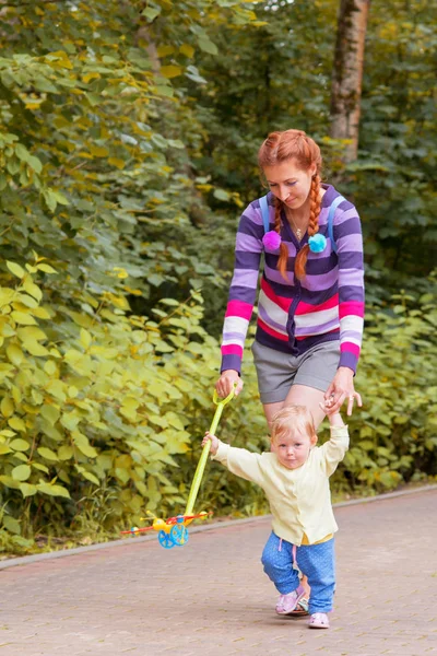 Erkek bir bebek anne ile yürüyor