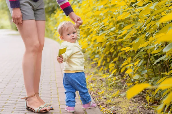 Erkek bir bebek anne ile yürüyor