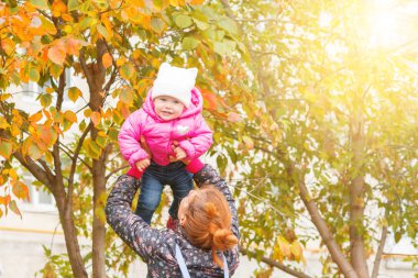 Anne ile kızını parkta çalış